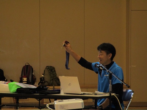 阿部講師がリレハンメルオリンピックで獲得した金メダルを見せてくれている写真。