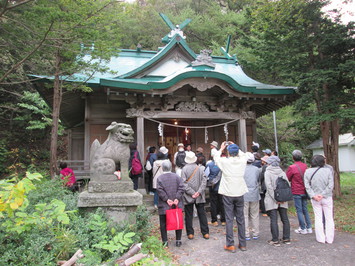 忍路神社の見学の様子