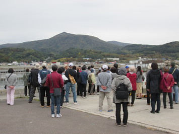 塩谷漁港から望む丸山の見学の様子