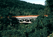 張碓川とアーチ橋写真