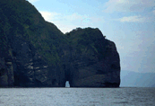 海から望む窓岩