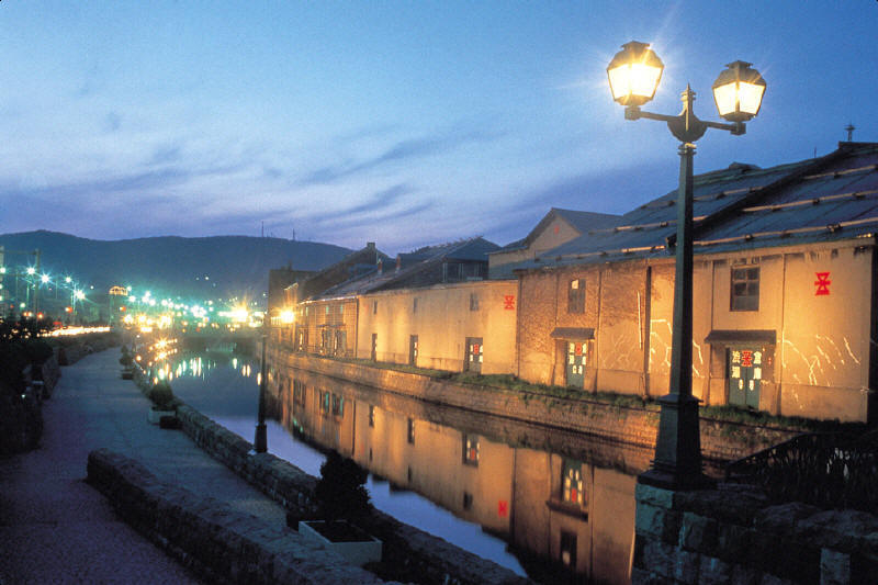 ガス灯がともる小樽運河