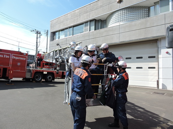 はしご車の見学