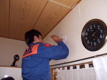 ネジで土台を固定します