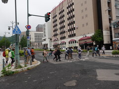 令和8年6月タウン・ノルディックウォーキングで街中を歩く様子