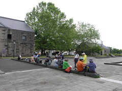 令和8年6月タウン・ノルディックウォーキングで運河公園で休む様子