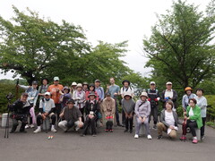 令和8年6月タウン・ノルディックウォーキング　緑化公園で集合写真