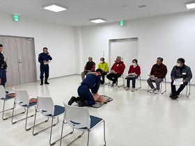 AEDの使い方を習う様子