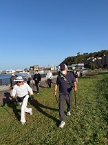 築港臨海公園で歩く写真