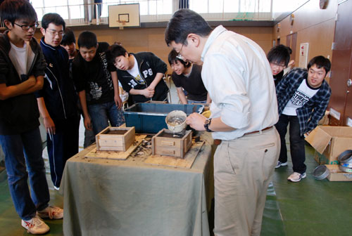 向陽中で北海道職人義塾大學校による制作体験