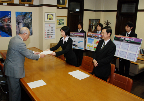 「商大生が小樽観光について本気で考えるプロジェクト」の提案書を山田市長へ