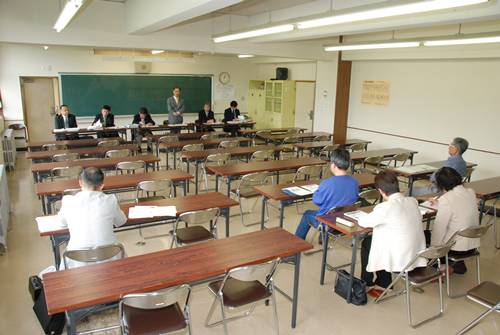 教育委員会庁舎で行われた市立学校適正配置基本計画の素案説明会 教育委員会庁舎で行われた市立学校適正配置基本計画の素案説明会