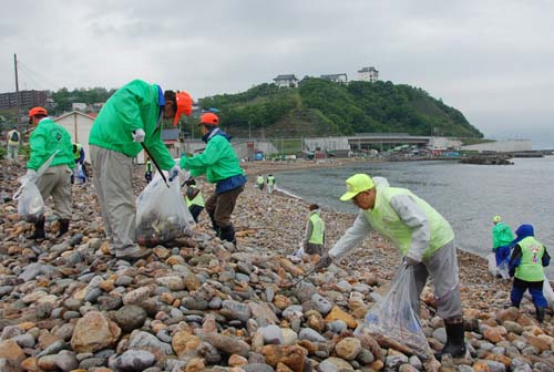 東小樽海水浴場で海岸清掃