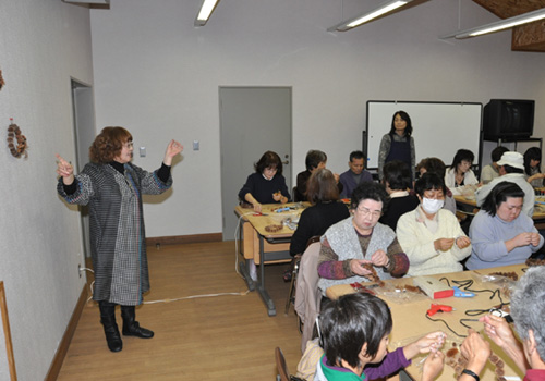 森の自然館でクリスマスのリース作り 