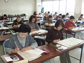 授業風景書道科かな1