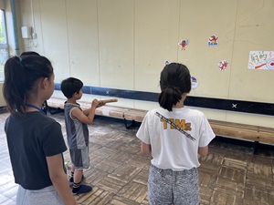 ものづくり体験で自作したゴムてっぽうで射的をする様子