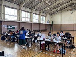 皆で自分の名札つくりをしている様子