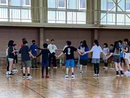体育館で皆で輪になっている様子
