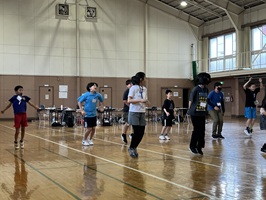 皆でレクゲームでの動作の真似のジャンプをしている様子
