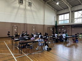 講師の説明に耳を傾ける研修生たち