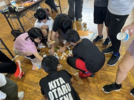 令和8年度ジュニアリーダー研修(第2回)_02 クラフト体験の材料選びを行う研修生たち