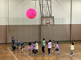 令和8年度ジュニアリーダー研修(第2回)_04 ニュースポーツのキンボールで対戦する研修生たち
