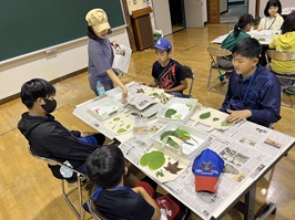 クラフト体験でオリジナルのトートバッグ作りを行う様子