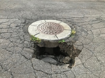 道路が陥没している状況