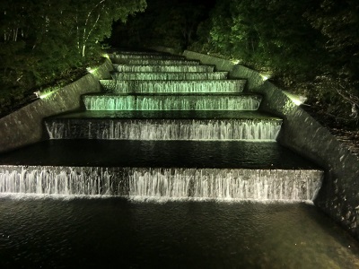 ライトアップされた階段式溢流路（通称：水すだれ）