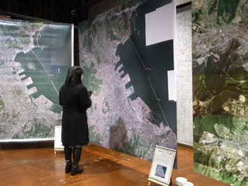 「小樽の街を航空写真と地図で見てみよう」地図と写真の展示