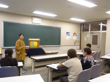 大人が楽しむ紙芝居の様子