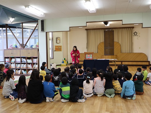 幼稚園でのお迎えのバスが来るまでの時間を利用した紙芝居の様子