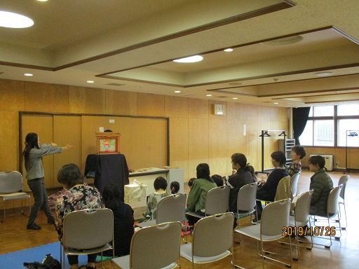 親子で楽しむ紙芝居の会の様子