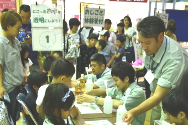 おしごと体験に並ぶお客様の様子