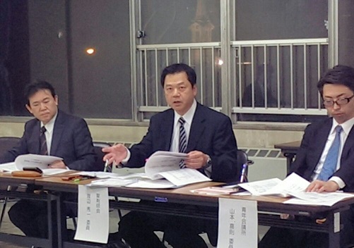 第1回小樽市健康増進計画評価会議の様子で委員が発言中