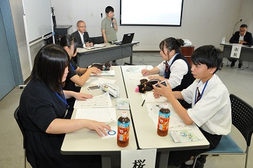 桜町中学校の話し合いの様子