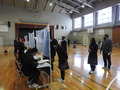模擬選挙の様子①（名簿対照）