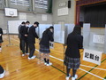 模擬選挙の様子③（記載台）