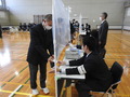 模擬選挙の様子②（投票用紙交付）