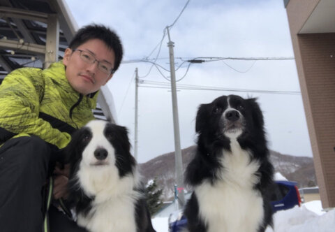 奥野訓練士と相棒犬のリクとロック