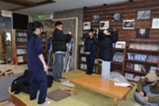 4人で体全体で表現しながら体ジャンケンを行う様子