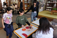 R7年新年子ども会の福笑いを楽しむ様子