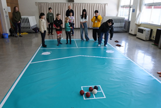 R7年新年子ども会の地上のカーリングとも呼ばれるパラリンピック正式種目であるボッチャを楽しむ様子