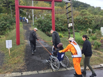 車椅子を使用した高台への避難の様子