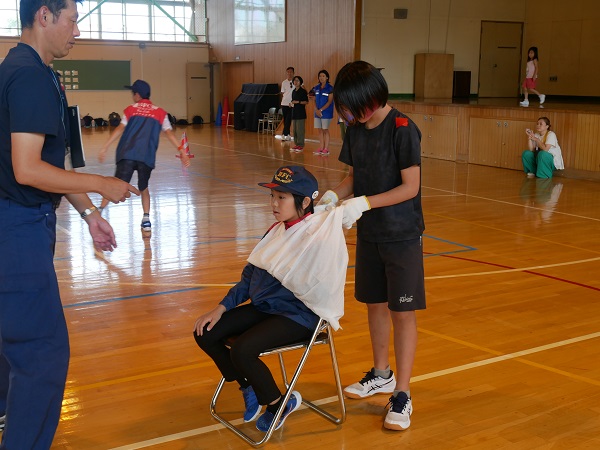 複合レースで三角巾固定をするクラブ員