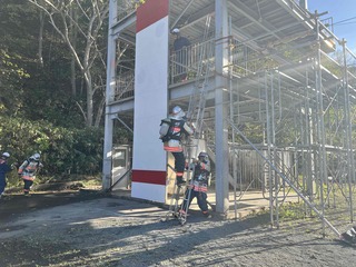 はしご取扱いの様子