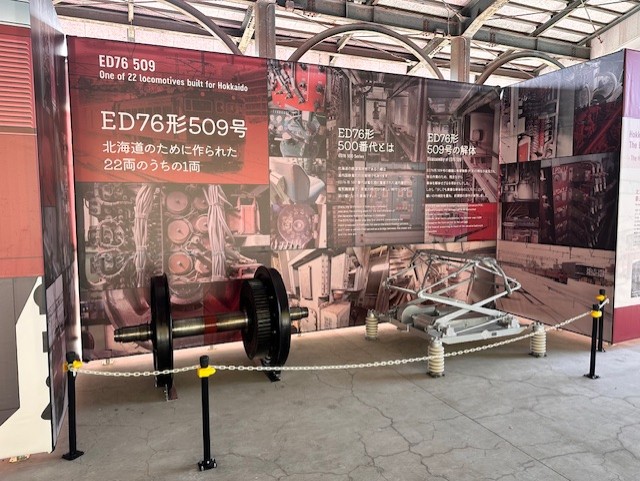 ED76の動輪とパンタグラフ