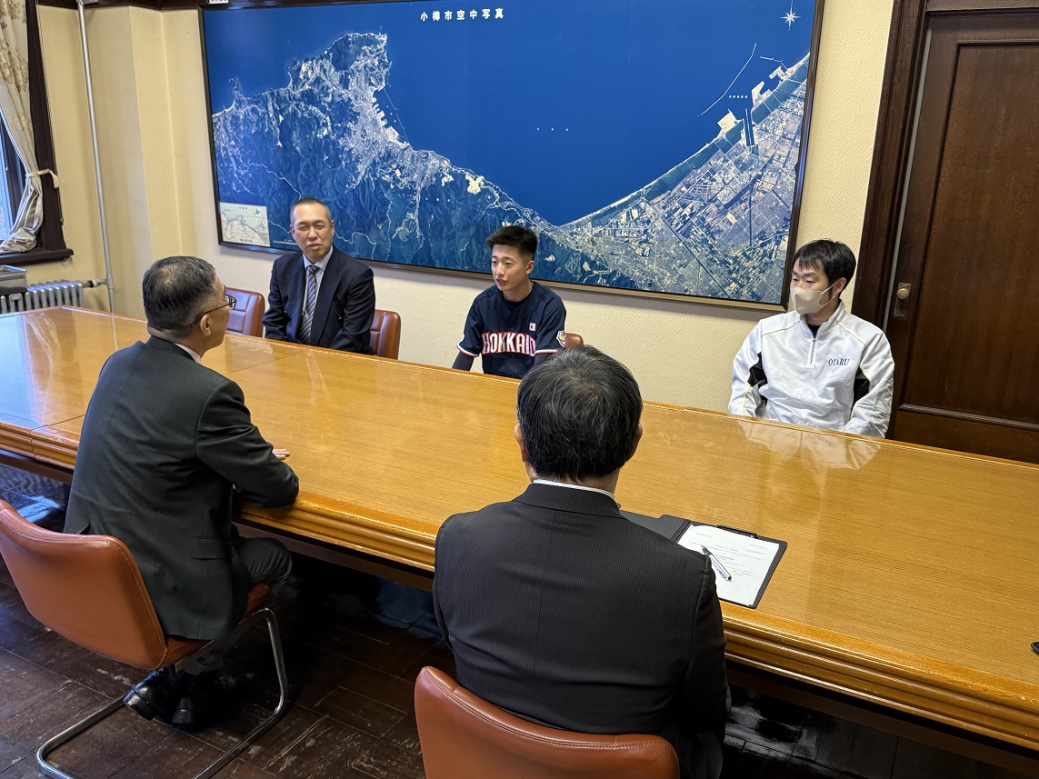 山口颯大選手市長訪問２枚目