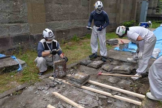 00外部足場・素屋根の設置に関わる敷石撤去 00外部足場・素屋根の設置に関わる敷石撤去