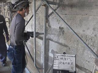 00張石補修(補強アンカー孔の穿孔状況)